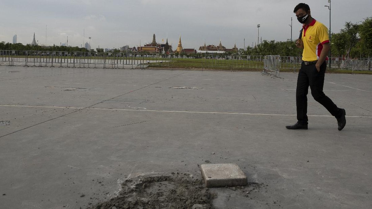 FOTO: Belum Genap Sehari, Plakat Demokrasi Thailand Dicopot