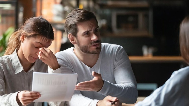 Angry young couple complaining, bad contract terms, outraged man arguing with manager or realtor, upset woman holding documents with stats, contract, dissatisfied clients demanding compensation