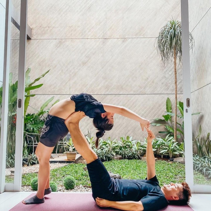 <p>Kata Chelsea ini merupakan posisi favoritenya karena streching bagian belakang untuk mengurangi keluhan sakit punggung. Pastinya posisi ini aman selama dalam pengawasan profesional. (Foto: Instagram @chelseaoliviaa)</p>