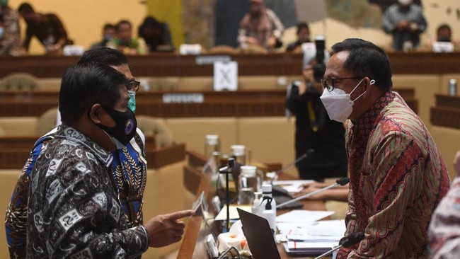KPU telah menyusun tahapan Pemilu dan Pilkada 2024 namun tak kunjung disepakati oleh DPR dan Pemerintah. Pengamat menduga ada gelagat politik terselubung.