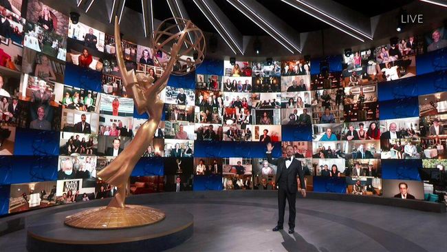 Untuk pertama kalinya dalam sejarah, Emmy Awards 2020 digelar virtual karena pandemi. Tim produksi pun memutar otak agar gelaran tetap lancar dan meriah.
