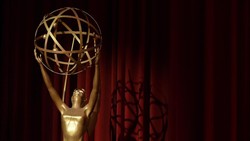 Presenter Pakai APD Model Tuksedo di Ajang Emmy Awards 2020