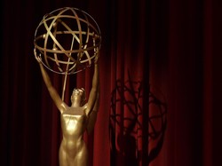 Presenter Pakai APD Model Tuksedo di Ajang Emmy Awards 2020