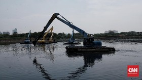 Antisipasi Banjir, Pemprov DKI Keruk Lumpur Waduk Ria Rio