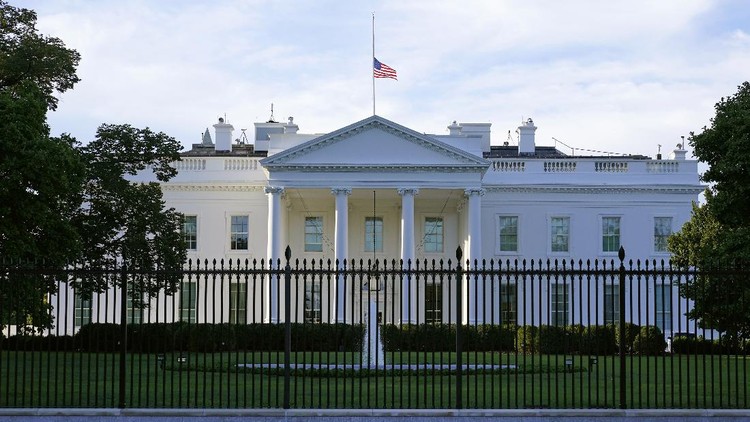 Ilustrasi Gedung Putih FILE - In this Saturday, Sept. 19, 2020, file photo, an American flag flies at half-staff over the White House in Washington. A woman suspected of sending an envelope containing the poison ricin, which was addressed to White House, has been arrested at the New York-Canada border. (AP Photo/Patrick Semansky, File)