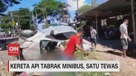 VIDEO: Kereta Api Tabrak Minibus di Pasuruan, 1 Tewas