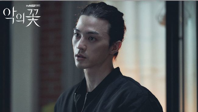 Aktor Kim Ji-hoon benar-benar mempersiapkan dirinya sebelum membintangi drama Flower of Evil, mulai dari diet hingga menggondrongkan rambut.