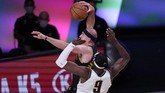 FOTO: Buzzer Beater Davis Bawa Lakers Unggul 2-0 Anthony Davis melakukan buzzer beater dan membawa LA Lakers menang 105-103 atas Denver Nuggets di gim kedua final wilayah barat.