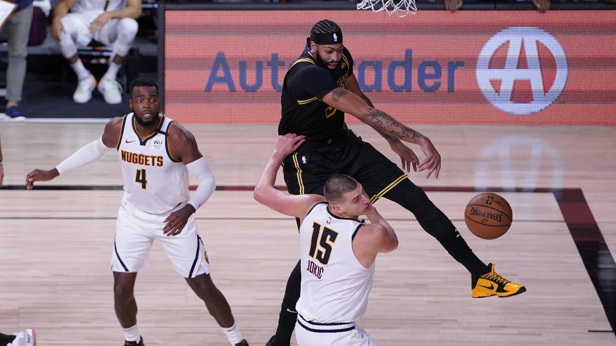 FOTO: Buzzer Beater Davis Bawa Lakers Unggul 2-0