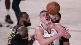 FOTO: Buzzer Beater Davis Bawa Lakers Unggul 2-0 Anthony Davis melakukan buzzer beater dan membawa LA Lakers menang 105-103 atas Denver Nuggets di gim kedua final wilayah barat.