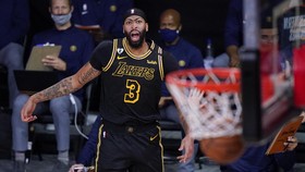 FOTO: Buzzer Beater Davis Bawa Lakers Unggul 2-0