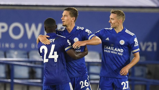 Leicester City berhasil menjadi pemuncak klasemen Liga Inggris dengan lima tim masih meraih poin sempurna saat ini.