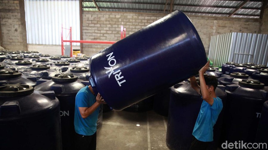 Selama masa pandemi&comma; pabrik pembuatan tangki atau toren air di Jatiuwung&comma; Kota Tangerang&comma; ini masih mampu berproduksi&period; Mereka bertahan di tengah badai pandemi&period;