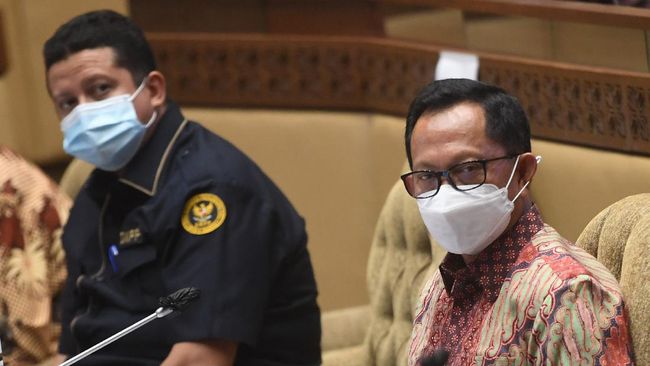 Tito Sentil Kepala Daerah Kasus Corona Harian Tembus 6.000 Mendagri Tito pun mengingatkan kepala daerah adalah penanggung jawab pengendalian penyebaran Covid-19 di daerah masing-masing.