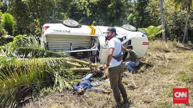 Mobil milik Satpol PP Kepulauan Morotai menabrak pohon kelapa saat hendak menjemput pasien positif corona. Satu orang meninggal dalam kecelakaan.