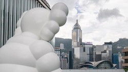 Patung Raksasa KAWS Berdiri di Hong Kong Demi Kemanusiaan Kala Pandemi