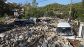 FOTO: Yunani Porak Poranda Akibat Badai Lanos Badai Lanos disertai angin kencang dan hujan deras menghantam beberapa daerah di Yunani hingga memicu genangan banjir di rumah dan jalan pada Jumat (18/9).