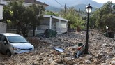 FOTO: Yunani Porak Poranda Akibat Badai Lanos Badai Lanos disertai angin kencang dan hujan deras menghantam beberapa daerah di Yunani hingga memicu genangan banjir di rumah dan jalan pada Jumat (18/9).