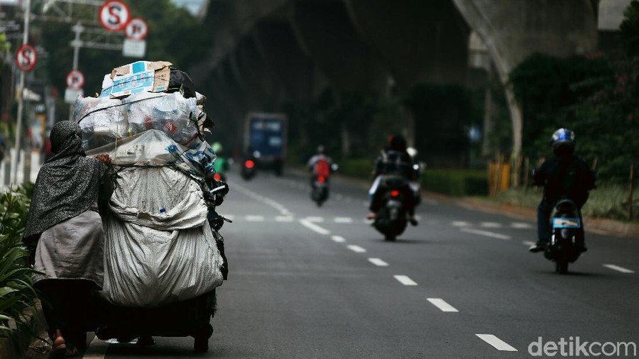 Pandemi Corona sangat berdampak pada masyarakat kecil yang bekerja sebagai pemulung. Namun tuntutan ekonomi memaksa mereka terus bekerja meski rentan tertular.