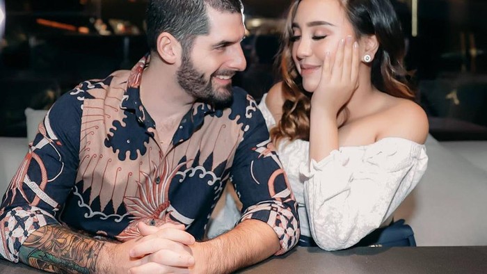6 Potret Mesra Salmafina Sunan dan Pacar Bulenya