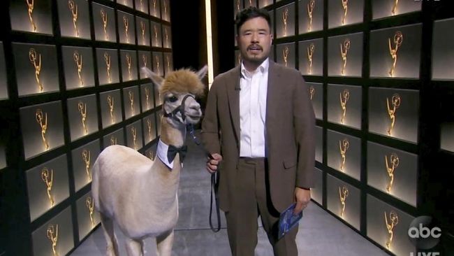 Berikut lima momen kocak yang terjadi dalam acara penghargaan tayangan televisi Emmy Awards 2020