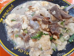 Soto Roxy H. Darwasa: Unik! Soto Betawi Legendaris 72 Tahun Ini Disajikan di Piring
