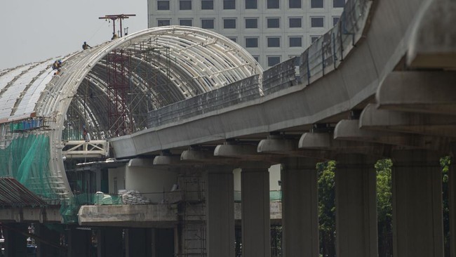 Lintasan LRT Jabodebek tahap I yang membentang sepanjang 44 km telah tersambung penuh usai jembatan panjang di Stasiun LRT Dukuh Atas terhubung, Rabu (11/11).