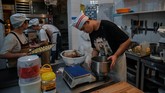FOTO: Gerai Roti Jerman untuk Pekerja Tunarungu di China Sebuah toko roti di China memperkerjakan staf tunarungu. Sang pemilik mengungkapkan bahwa tunarungu sulit mendapatkan kerja di China.