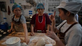 FOTO: Gerai Roti Jerman untuk Pekerja Tunarungu di China