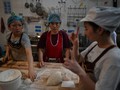 Hangatnya Toko Roti China yang Pekerjakan Staf Tunarungu