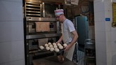 FOTO: Gerai Roti Jerman untuk Pekerja Tunarungu di China Sebuah toko roti di China memperkerjakan staf tunarungu. Sang pemilik mengungkapkan bahwa tunarungu sulit mendapatkan kerja di China.