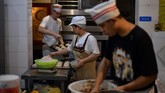 FOTO: Gerai Roti Jerman untuk Pekerja Tunarungu di China Sebuah toko roti di China memperkerjakan staf tunarungu. Sang pemilik mengungkapkan bahwa tunarungu sulit mendapatkan kerja di China.