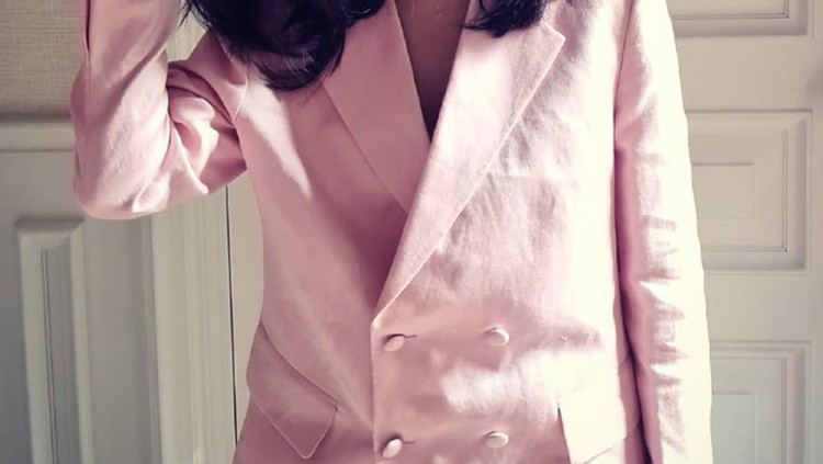 Wajib Coba! 5 Tips Memilih Baju Kerja Paling Stylish di 2020 Bunda tidak WFH dan masih bingung memadukan busana yang stylish untuk ke kantor? Coba lima tips memilih baju kerja paling stylish di 2020 berikut ini.