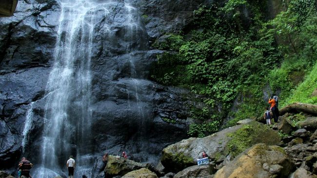 Menelusuri Asal Muasal Air Terjun Sains menjelaskan asal muasal air terjun bisa terbentuk dan faktor airnya bisa terus mengalir hingga menciptakan kesejukan di tengah alam.