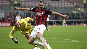 FOTO: Ibrahimovic Antar Milan Menang atas Bologna