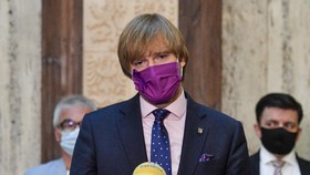 Kasus Corona Melonjak, Menkes Ceko Mundur