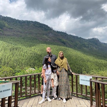 Ahmad Dhani Beri Pembelaan Usai Mulan Jameela Dihina Tak Bisa Baca