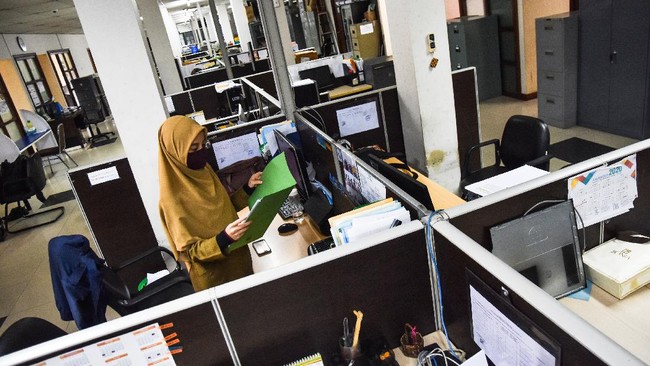 Meski diminta Menko Maritim Luhut Pandjaitan agar menerapkan 75 persen WFH bagi kantor-kantor, Gubernur DKI Anies Baswedan menetapkan 50 persen saja.
