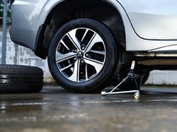 Ban dan Pelek Mobil Raib Dicuri, Padahal Parkir Dekat Kantor Polisi