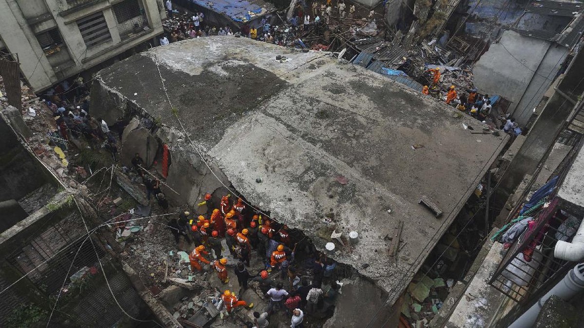 FOTO: Bangunan 4 Lantai di Mumbai Runtuh, 15 Tewas