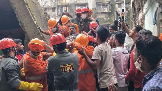 FOTO: Bangunan 4 Lantai di Mumbai Runtuh, 15 Tewas