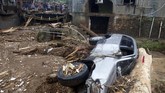 FOTO: Korban Banjir Bandang Sukabumi Banjir bandang luapan Sungai Citarik menghanyutkan belasan rumah hingga menyeret warga di Kecamatan Cicurug, Sukabumi, Jabar, Senin (21/9).