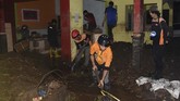 FOTO: Korban Banjir Bandang Sukabumi Banjir bandang luapan Sungai Citarik menghanyutkan belasan rumah hingga menyeret warga di Kecamatan Cicurug, Sukabumi, Jabar, Senin (21/9).