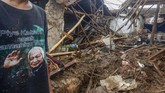 FOTO: Korban Banjir Bandang Sukabumi Banjir bandang luapan Sungai Citarik menghanyutkan belasan rumah hingga menyeret warga di Kecamatan Cicurug, Sukabumi, Jabar, Senin (21/9).