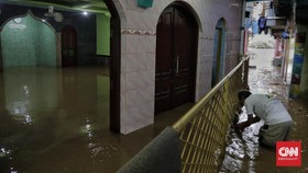 Banjir 1 Meter di Kebon Pala Kampung Melayu, Warga Dievakuasi