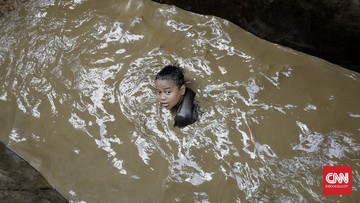 Hujan deras, sungai meluap hingga tanggul jebol jadi penyebab ribuan rumah di dua daerah terendam banjir.