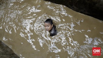 7 Ribuan Rumah Terendam Banjir di Sumut Hujan deras, sungai meluap hingga tanggul jebol jadi penyebab ribuan rumah di dua daerah terendam banjir.