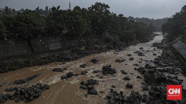 Air di Bendung Katulampa, Bogor, menyentuk titik 0 cm. Petugas jaga menyebut tak ada hujan sepanjang Juli, sehingga air menyusut.