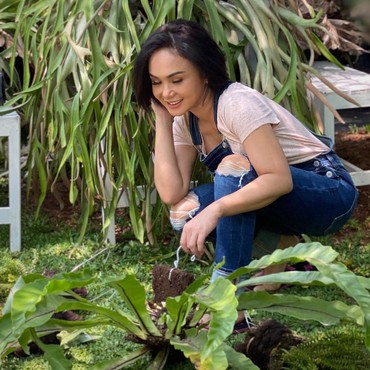 Gaya Kece Berkebun Yuni Shara Pakai Celana Sobek Disorot dan Disebut ABG