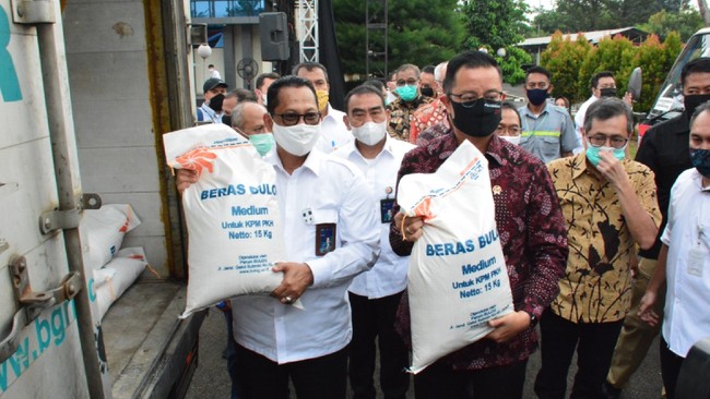 BULOG memastikan beras yang dikirimkan untuk Program Bantuan Sosial Beras memiliki kualitas tepat.